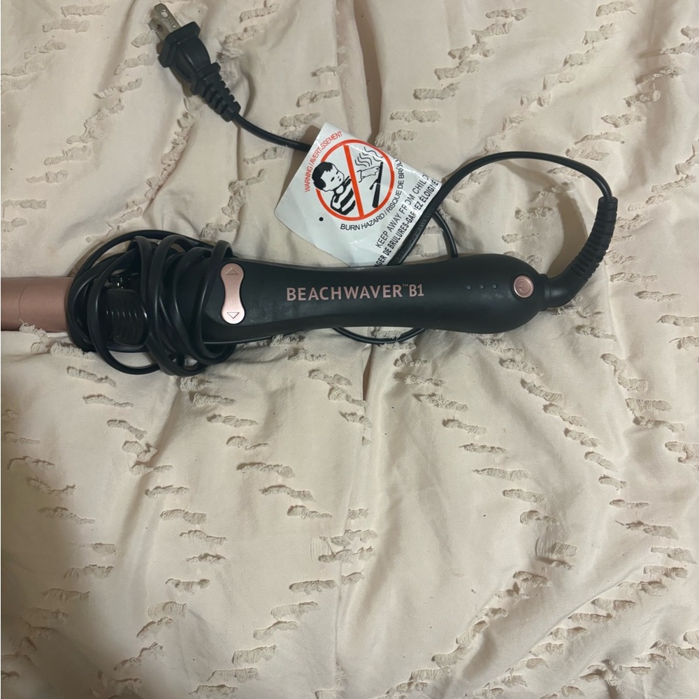 The Beachwaver Co. B1 Curling Iron - Black and Pink